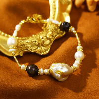 Ensemble de bijoux chic pour femme : collier et bracelet avec perles baroques naturelles noires et blanches, feuille d'or fine, style délicat et polyvalent