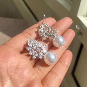 Orecchini Pendenti Minimalisti con Zirconi e Perle Finte per Donne, Gioielli Eleganti per Uso Quotidiano - Product Image 3