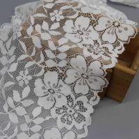 Dentelle Raschel florale large en nylon et élasthanne avec bords festonnés pour robes de mariée, chemisiers et robes de soirée