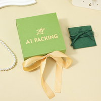 A1 Grüne Schmuck-Geschenkbox mit Ohrring-Präsentationsbrett, herausnehmbarem Einsatz, goldenem Logo, Schleifenband und Kordelzugbeutel-Verpackung