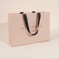 Sac en papier cartonné ivoire avec poignée en ruban, étiquette personnalisée avec logo, emballage de luxe écologique et recyclable pour cadeaux et artisanat
