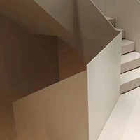 Escalier de villa en métal sur mesure, design minimaliste à bords arrondis, avec rampe en fer forgé, durable, design moderne pour intérieur