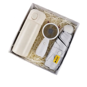 Nuova Idea <span class=keywords><strong>Regalo</strong></span> 2024 per Donne: Set con Mini Ventilatore, Ombrello, Bottiglia d'Acqua e Asciugamano in Confezione <span class=keywords><strong>Regalo</strong></span> - Product Image 1