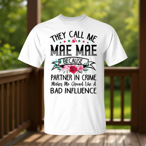 Camiseta They Call Me Mae Mae Partner In Crime para mujeres y hombres, regalo divertido - Product Image 3