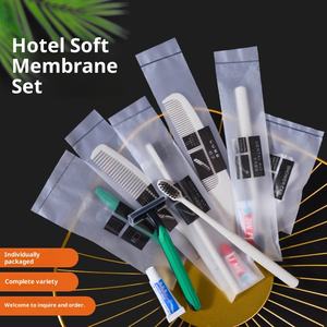 Ensemble de masques souples jetables en plastique pour hôtel, articles de toilette de luxe écologiques pour <span class=keywords><strong>chambre</strong></span>, bonnet de douche, brosse à dents portable pour voyage <span class=keywords><strong>d</strong></span>'affaires - Product Image 2