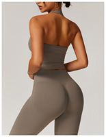 Ensemble de sport sans couture effet seconde peau pour femme : Soutien-gorge de sport dos nageur et leggings de compression marron terre – Tenue de fitness