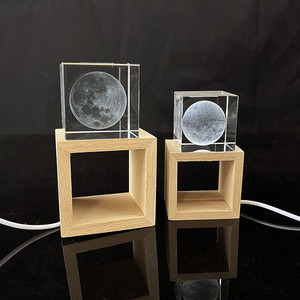 2024 mới ánh sáng ban đêm laser mặt trăng sữa cách pha lê khối lập phương chặn giấy với ánh sáng bằng gỗ cơ sở MH-F0600 - Product Image 4