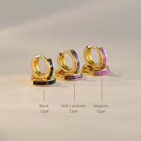 Boucles d'oreilles créoles Huggie avec incrustation d'opale par Caitlyn, boucles d'oreilles créoles en opale de feu, boucles d'oreilles délicates en pierres précieuses bleues et vertes