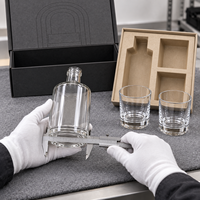 Coffret rigide de présentation pour une bouteille de whisky et deux verres avec calage papier adapté