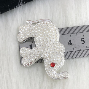 Broche de Perlas y Elefantes con Pedrería Plateada de la Hermandad Griega Delta para Mujer, Joyería para Divas de Hermandades - Product Image 4