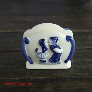 Portatovaglioli in Ceramica Creativo per Ristorante, Porcellana Blu di Delft, Statuetta Olandese di Ragazzo e Ragazza che si Baciano, Idea Regalo - Product Image 1