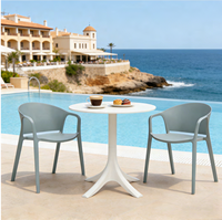 Chaise de salle à manger moderne en plastique avec accoudoirs et dossier ergonomique, imperméable, empilable et légère pour cafés et appartements (vente en gros)