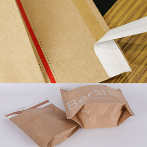 Bolsa de sobres de papel Kraft resellable con cinta doble de comida para llevar con logotipo personalizado con asas planas para enviar ropa - Product Image 3