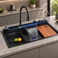 Évier de cuisine moderne noir avec robinet cascade extractible, lave-tasses, planche à découper et panier inclus