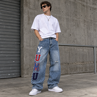 Jean bleu délavé pour homme avec patch lettré, coupe large, en denim, fermeture boutonnée, déchiré et vieilli, style streetwear Y2K, vente en gros