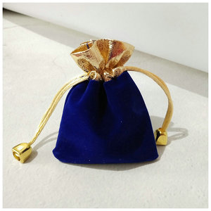 Petite pochette en velours avec cordon de serrage, cordon de serrage couleur or et pochette en velours noir - Product Image 5