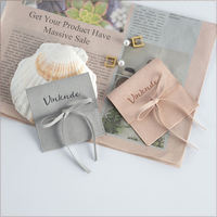Vente en gros de petites enveloppes à rabat personnalisées avec logo imprimé 8*8cm, pochette de luxe en microfibre pour collier