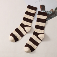 Chaussettes à rayures colorées populaires Factory Direct Customize Crew Vintage pour femmes