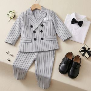Ensemble de costume rayé élégant pour bébé garçon avec blazer croisé, veste à fines rayures blanches et noires, pantalon et ceinture assortis - Product Image 6