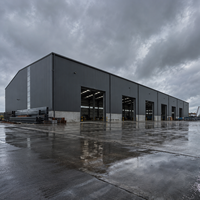 Atelier en acier à grande portée avec plusieurs baies pour grues, entrepôt métallique à faible entretien, bâtiment industriel