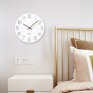 Horloge murale blanche simple à la mode moderne avec lumière LED Décoration de la maison Horloges rondes en bois Mdf personnalisées