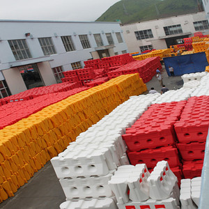 Barreras de Seguridad Vial Ronda de Tres Orificios, Rellenas de Agua, 1360 mm, Rojo, Azul, Amarillo, Protección Contra Choques en Carreteras - Product Image 1