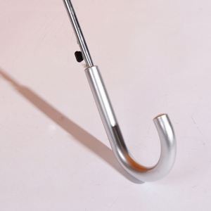 Paraguas de Mano Personalizados al por Mayor con Logotipo, Color Naranja, Apertura Automática, Mango con Gancho Plateado, para Eventos, Regalos, Escuelas, Venta al por Menor, Temporada de Lluvia - Product Image 4