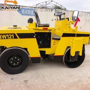 Rouleau compresseur BOMAG BW121 d'occasion de 5 tonnes avec moteur diesel Kubota, puissance de 24,6 kW, capacité de montée de 20 % pour asphalte, 690 heures de fonctionnement - Product Image 1