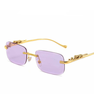 <span class=keywords><strong>Occhiali</strong></span> <span class=keywords><strong>da</strong></span> <span class=keywords><strong>Sole</strong></span> Retrò in Metallo Dorato per <span class=keywords><strong>Donna</strong></span> con Incisione Drago, Montatura Rettangolare Piccola, Lenti Sfumate Rosa, Stile Vintage Unisex - Product Image 4