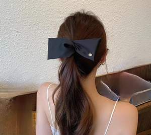 Pince à cheveux banane en satin français à pois délicats, réglable, pour styles élégants - Product Image 4