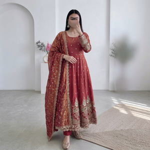 Robe Anarkali Rouge Brodé, Longueur Ras du Sol, Style Traditionnel Indien et Pakistanais, Tenue de Mariage pour Femme, Coupe Ample, Manches Longues, en Soie - Product Image 1