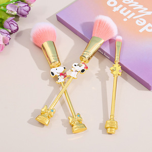 Venta al por Mayor de Lindo Set de 3 Brochas de Maquillaje de Dibujos Animados de <span class=keywords><strong>Snoopy</strong></span> con Mango de Metal Dorado y Bolsa, Regalos Exquisitos para Niños - Product Image 5