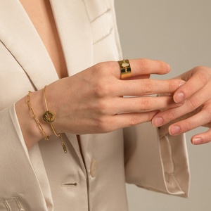 Anillo Abierto de Diseño Francés con Banda Ancha, Chapado en Oro, de Acero Inoxidable con Concha Natural para Mujer - Product Image 3
