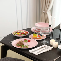 Le 16 septembre, des pièces de vaisselle luxueuse en pierre de céramique rose et des couvertures d'assiettes du restaurant sont en promotion