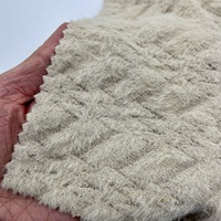Tissu tricoté extensible en nylon beige, élasthanne, fil plumeux et fausse fourrure de lapin jacquard, idéal pour les hauts, les vêtements d'extérieur et le bricolage automne-hiver