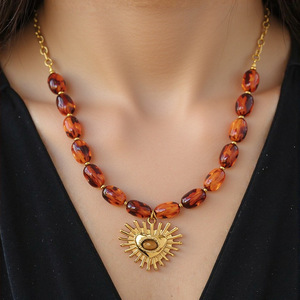 Collar de cuentas de resina con colgante de corazón, cadena de clavícula en tono dorado, joyería de moda para otoño e invierno - Product Image 1