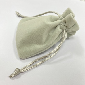Petit sac en velours personnalisable avec cordon de serrage, idéal pour ranger des bijoux ou des lunettes - Product Image 4