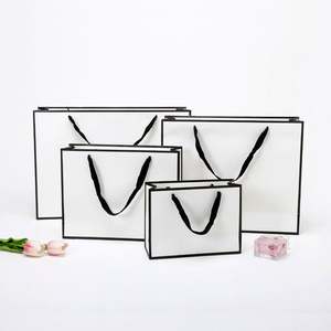 Sac en papier blanc personnalisé pour magasin de vêtements, avec logo imprimé, option d'emballage cadeau - Product Image 1