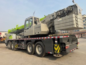 Grue mobile d'occasion de marque chinoise Zoomlion 80 tonnes, en bon état de fonctionnement. - Product Image 3