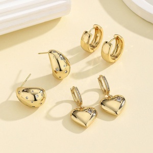 Pendientes de Oro de 18K con Forma de Corazón, Diseño Geométrico con Incrustaciones de Diamantes, Estilo Francés de Alta Gama, Chapado en Cobre - Product Image 3