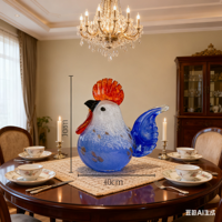 Ornement de mascotte de coq en verre moderne et écologique, figurine animale unique avec corps en verre texturé et décoration artistique en plumes