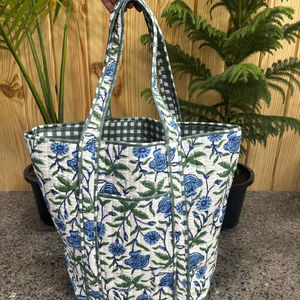 Sac fourre-tout en coton matelassé imprimé floral fait main, sac de plage, sac de voyage, sac de demoiselle d'honneur, cadeau pour maman - Product Image 1