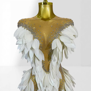 Abito lungo aderente ZHEZHE <span class=keywords><strong>bianco</strong></span> <span class=keywords><strong>con</strong></span> <span class=keywords><strong>piume</strong></span>, strass e stampa a caldo, sexy e trasparente, di alta qualità, effetto illusione - Product Image 4