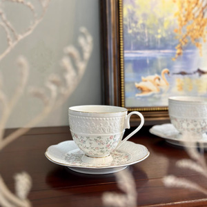Tasse à café et soucoupe en porcelaine fine, légère, transparente, élégante, de style britannique, avec motifs en relief, pour le thé de l'après-midi, idéale pour les restaurants de luxe - Product Image 1