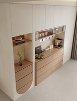 Buffet moderne en crème avec design incurvé, meuble de salle à manger sur toute la longueur de la pièce avec étagères de présentation