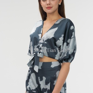 Pantalones de cintura alta con estampado de vaca de marca privada para mujer, personalizados, elásticos, con logo, conjuntos de pantalones y top corto para mujer - Product Image 3