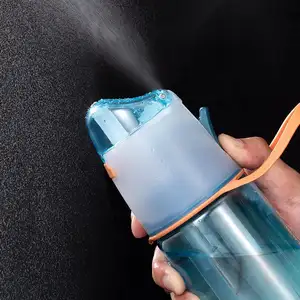 Botella de agua deportiva de 750ml, sin BPA, de plástico ligero, a prueba de fugas, para gimnasio, con pulverizador de niebla y anillo de mango
