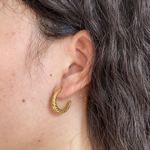 JOOLIM High End 18 Karat vergoldete Blasen oberfläche Ochsen horn C Creolen Schmuck Edelstahl für Frauen - Product Image 2