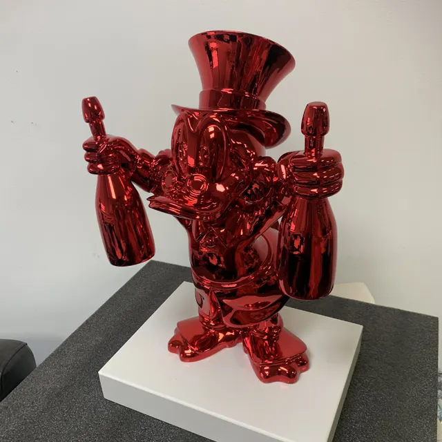 Personnalisé célèbre dessin animé Art Statue fibre de verre Donald Duck avec bouteille sculpture pour la décoration de la maison