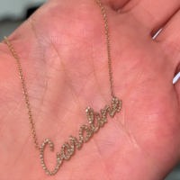Collier minimaliste en or jaune massif 18 carats entièrement personnalisé avec un nom en écriture cursive